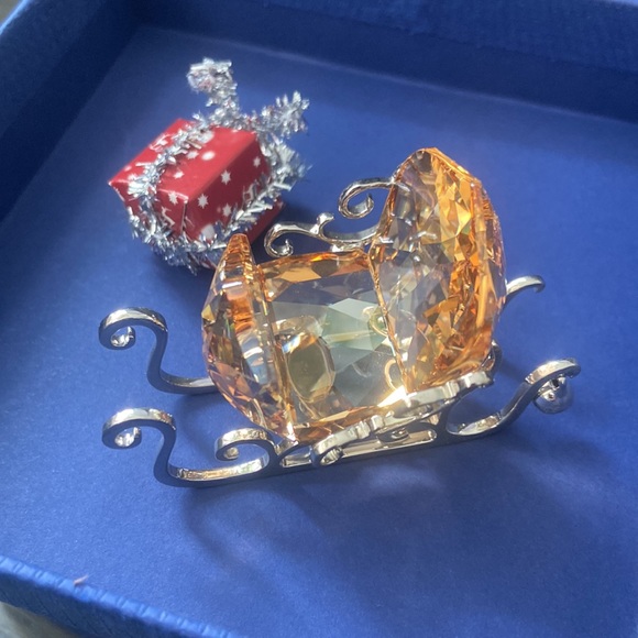 Swarovski Crystal Sleigh with Present in Original Box - Picture 4 of 4